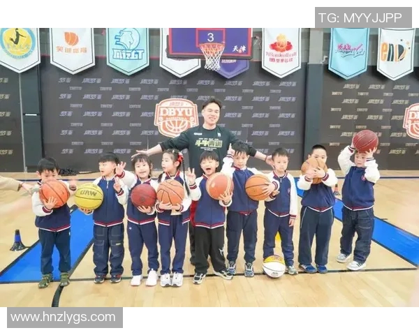 篮球明星亲自示范小篮球技巧助力青少年成长与发展
